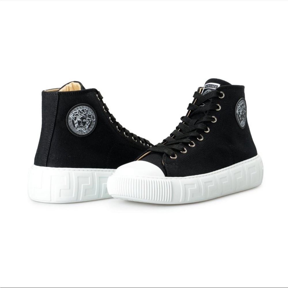 Hi folks, I'm selling these new Versace canvas sneakers